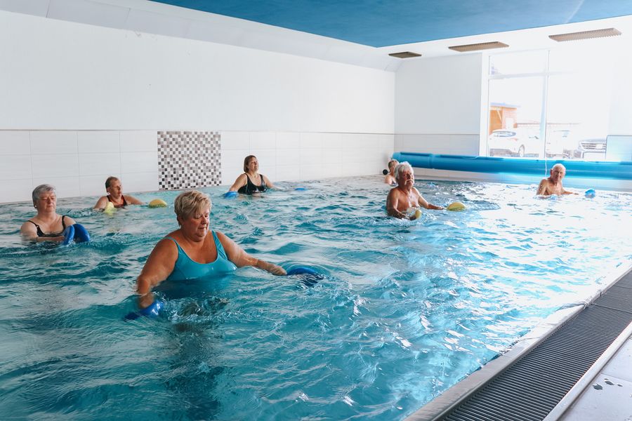 Krankengymnastik im Wasser